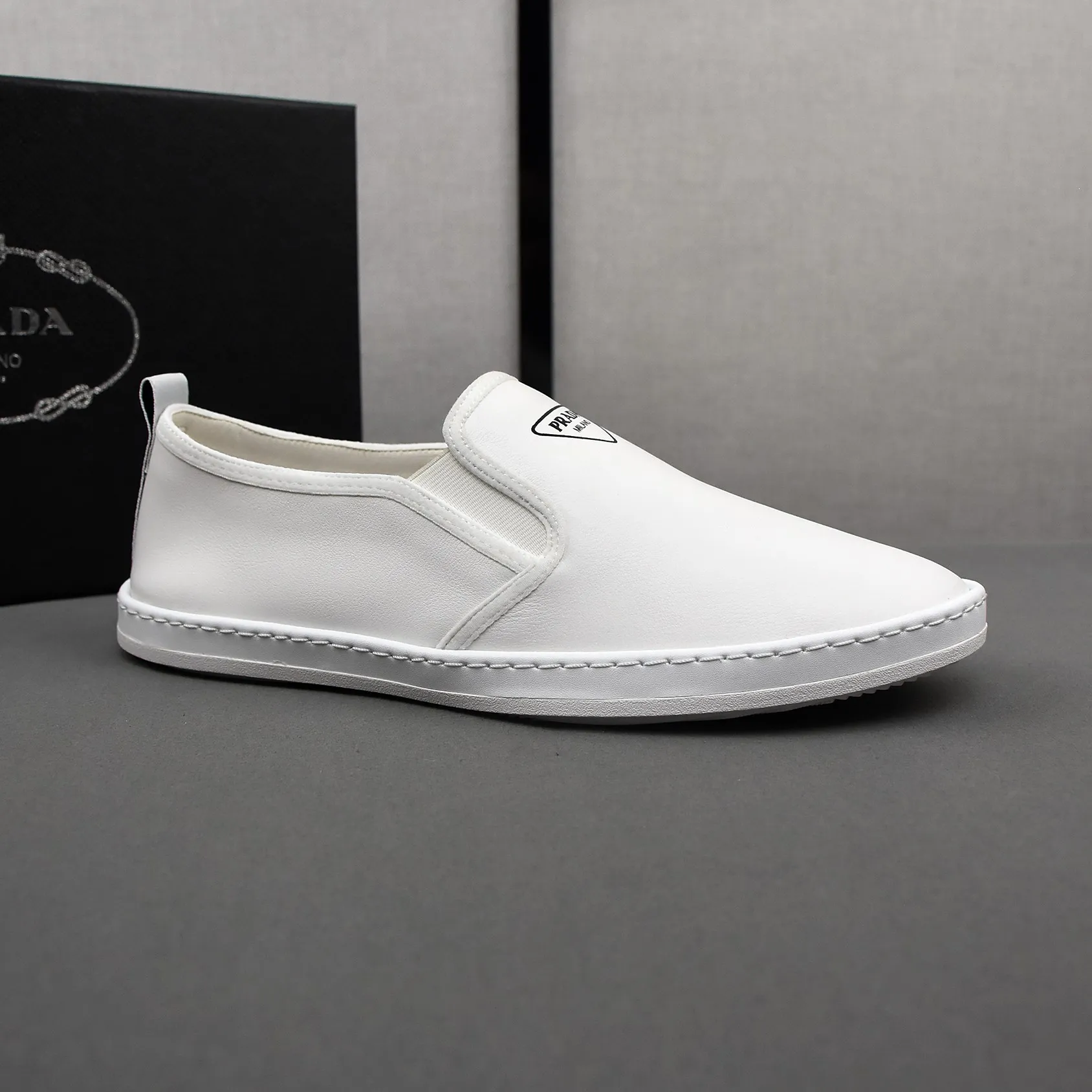 PP380👟👟👟Prada [Prada] Soft-soled and soft-surface casual leather shoes. The uppers are made of comfortable and soft first-layer cowhide and super-soft rubber outsole. Men's size 38-44.